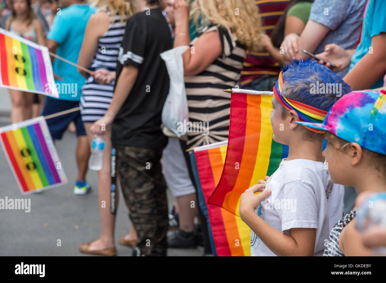 Montréal, CA - 14 août 2016 : Kids holding gay drapeaux arc-en-ciel à la parade de la Fierté gaie de Montréal Banque D'Images