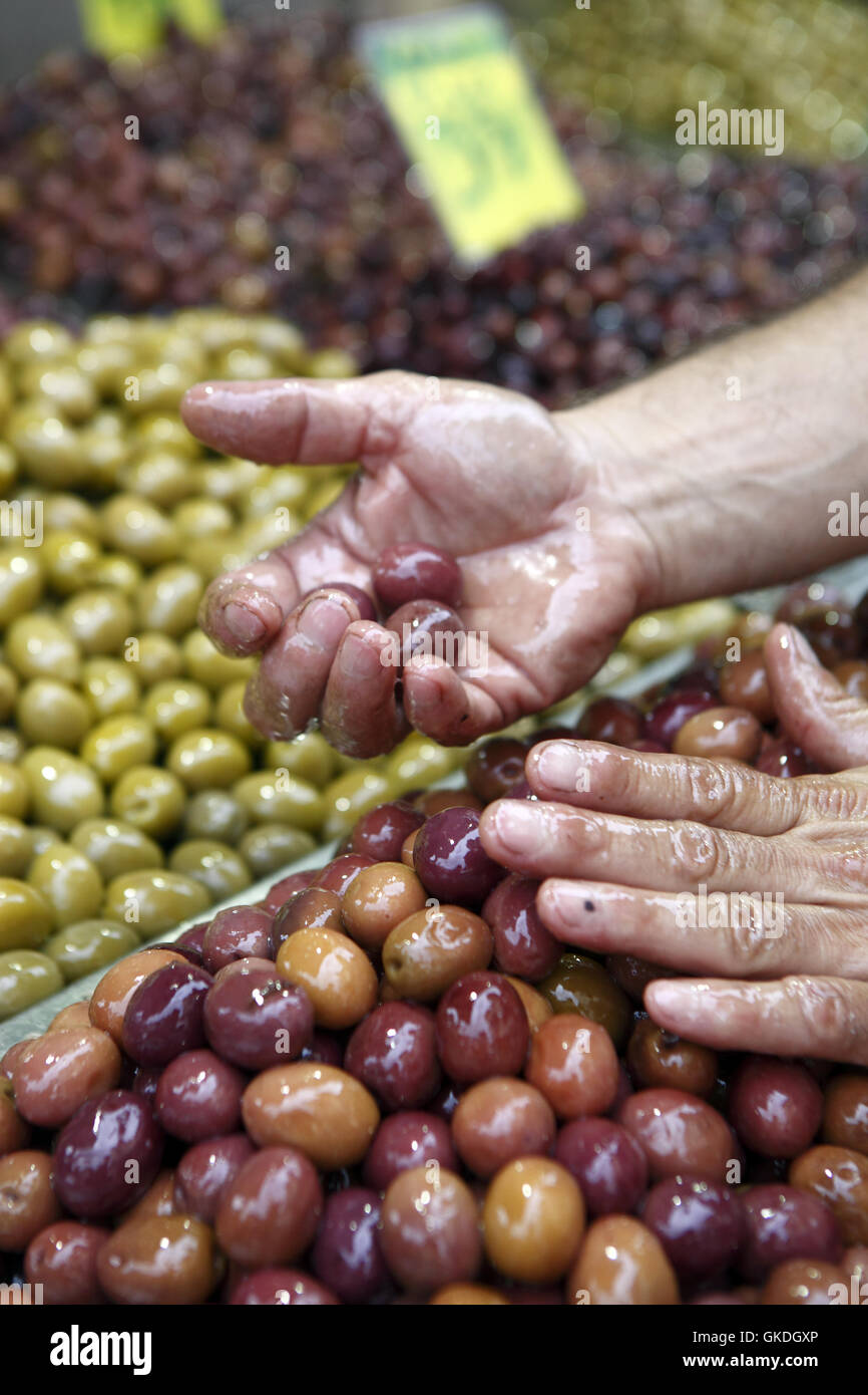 Olives pour la vente. Marché Kapani, Thessalonique. Grèce Banque D'Images