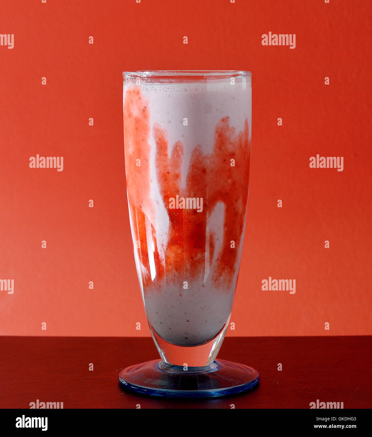 Un grand verre de délicieuses glaces agiter avec beaucoup de garniture Banque D'Images Un grand verre de délicieuses glaces agiter avec beaucoup de garniture Banque D'Images