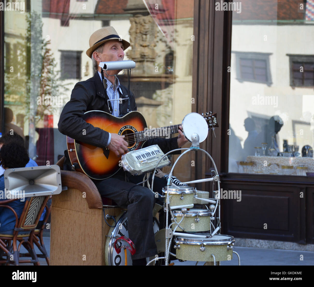 Musicien de rue d'effectuer sur plusieurs instruments. Banque D'Images