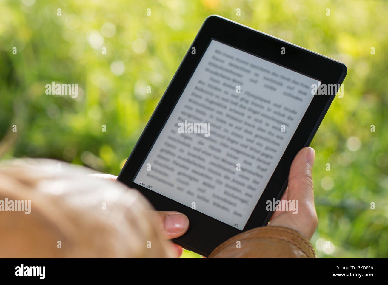 Ebook Reader en plein air dans le parc Banque D'Images
