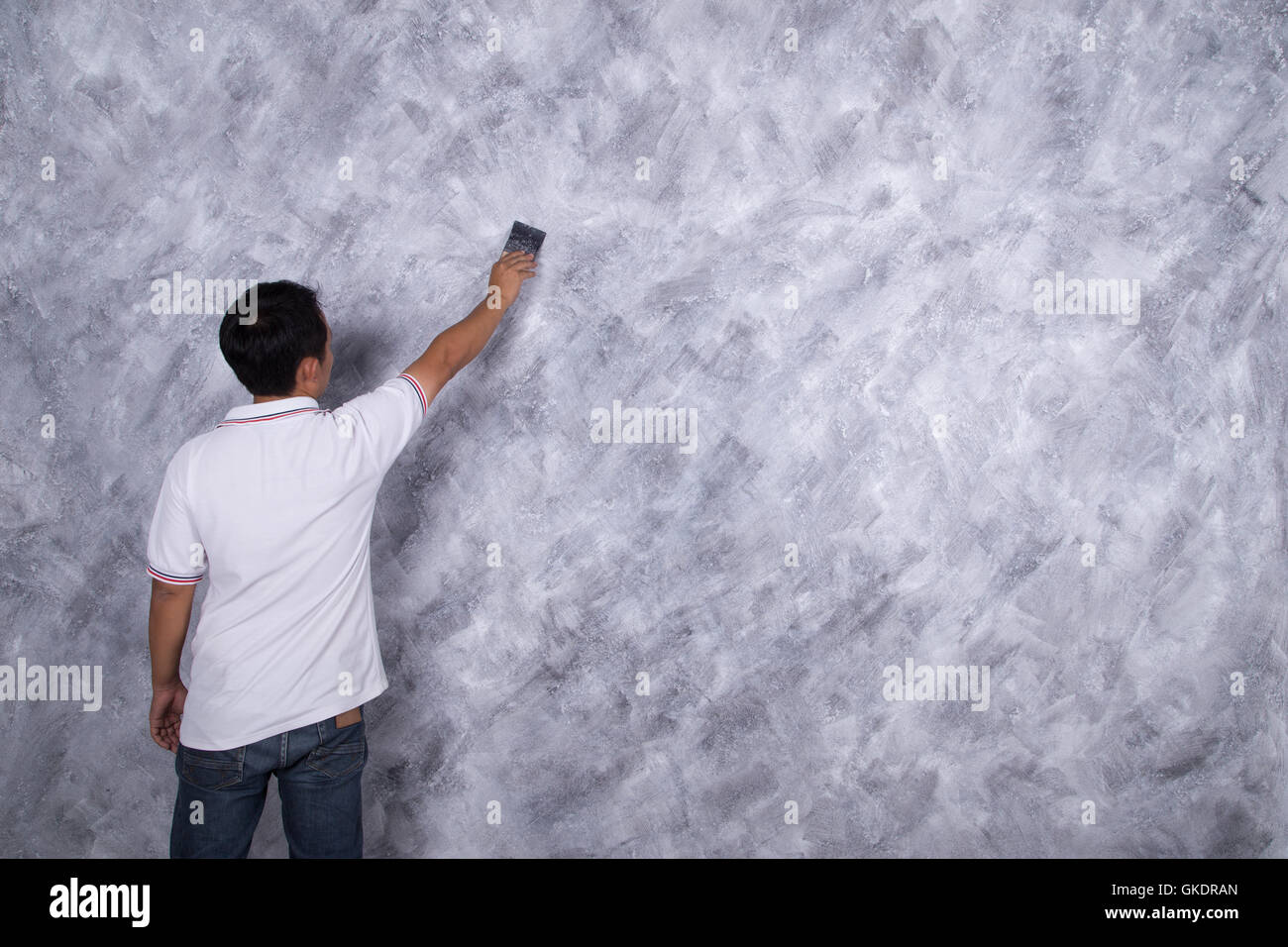 Utilisez la brosse pour travailleur peinture couleur style loft béton sur  mur de chambre Photo Stock - Alamy