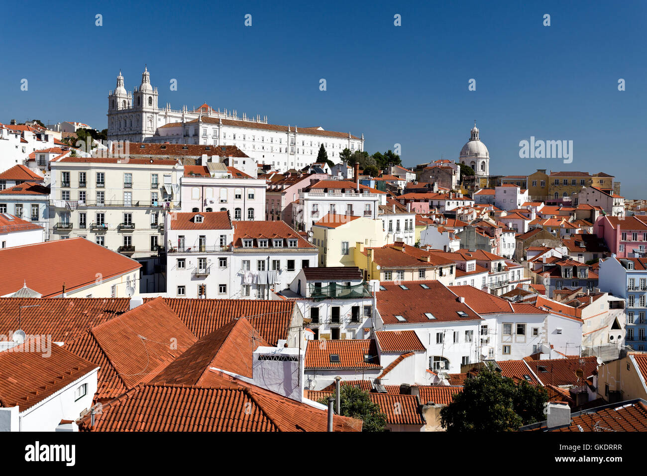 Paysage urbain de l'affût sur le dessus de l'Alfama (Miradouro das Portas do Sol) vers le monastère de São Vicente de Fora en Li Banque D'Images