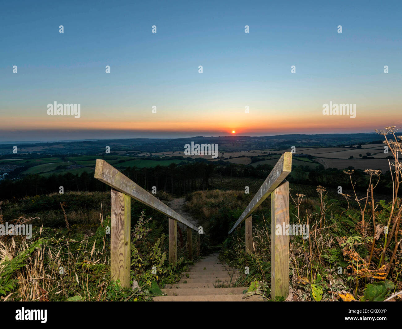 Représentant le paysage coucher de soleil sur Devon. Image prise au point haut escalier en bois plate-forme panoramique, Ladram Bay Banque D'Images