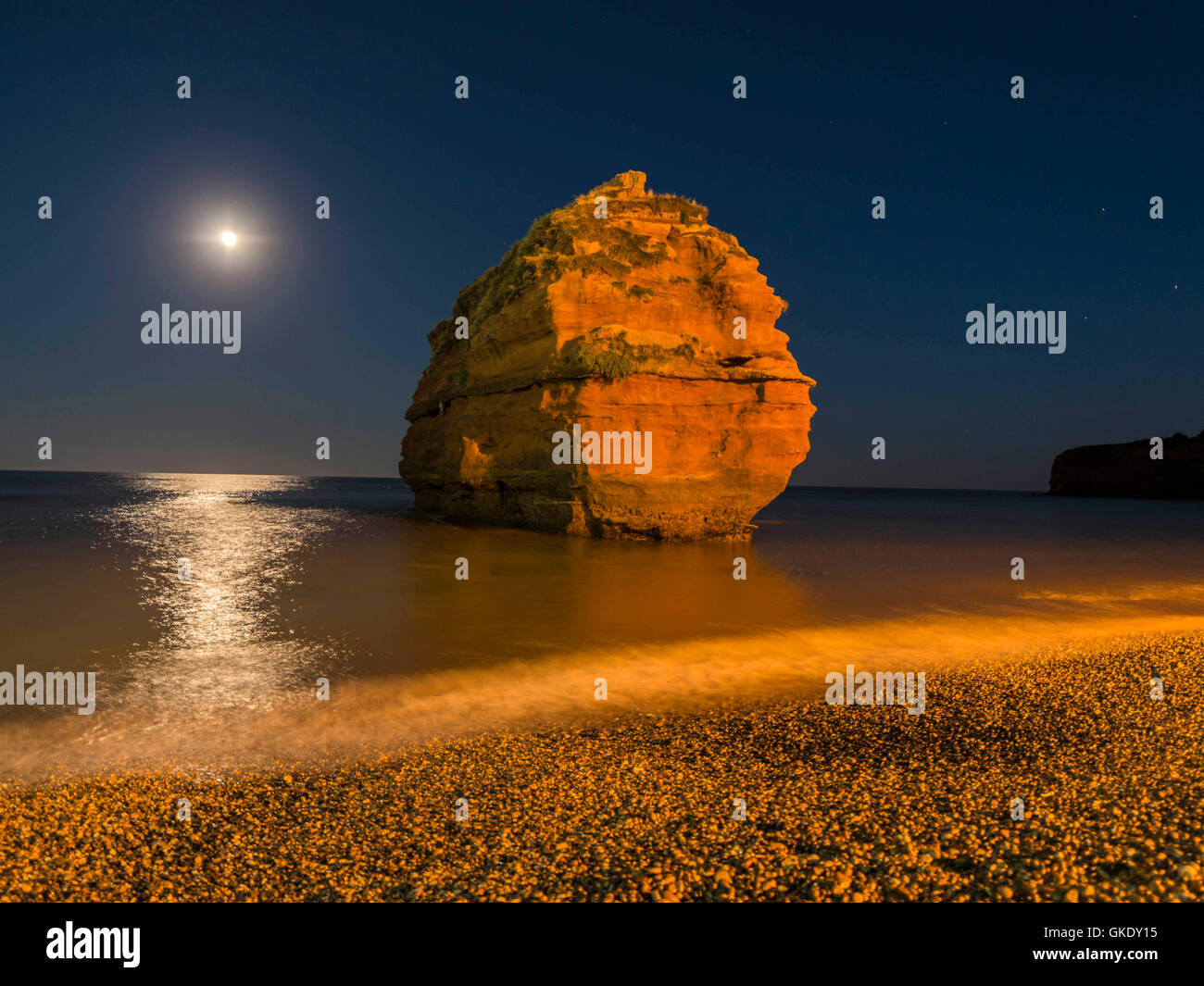 Côte Jurassique rock formation par moonlight Bay Cove, à Ladram Devon Banque D'Images