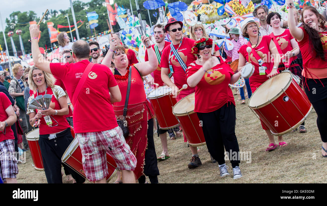 Un groupe de batteurs et percussionnistes de samba en effectuant une parade au Festival Womad, Wiltshire, Royaume-Uni Banque D'Images