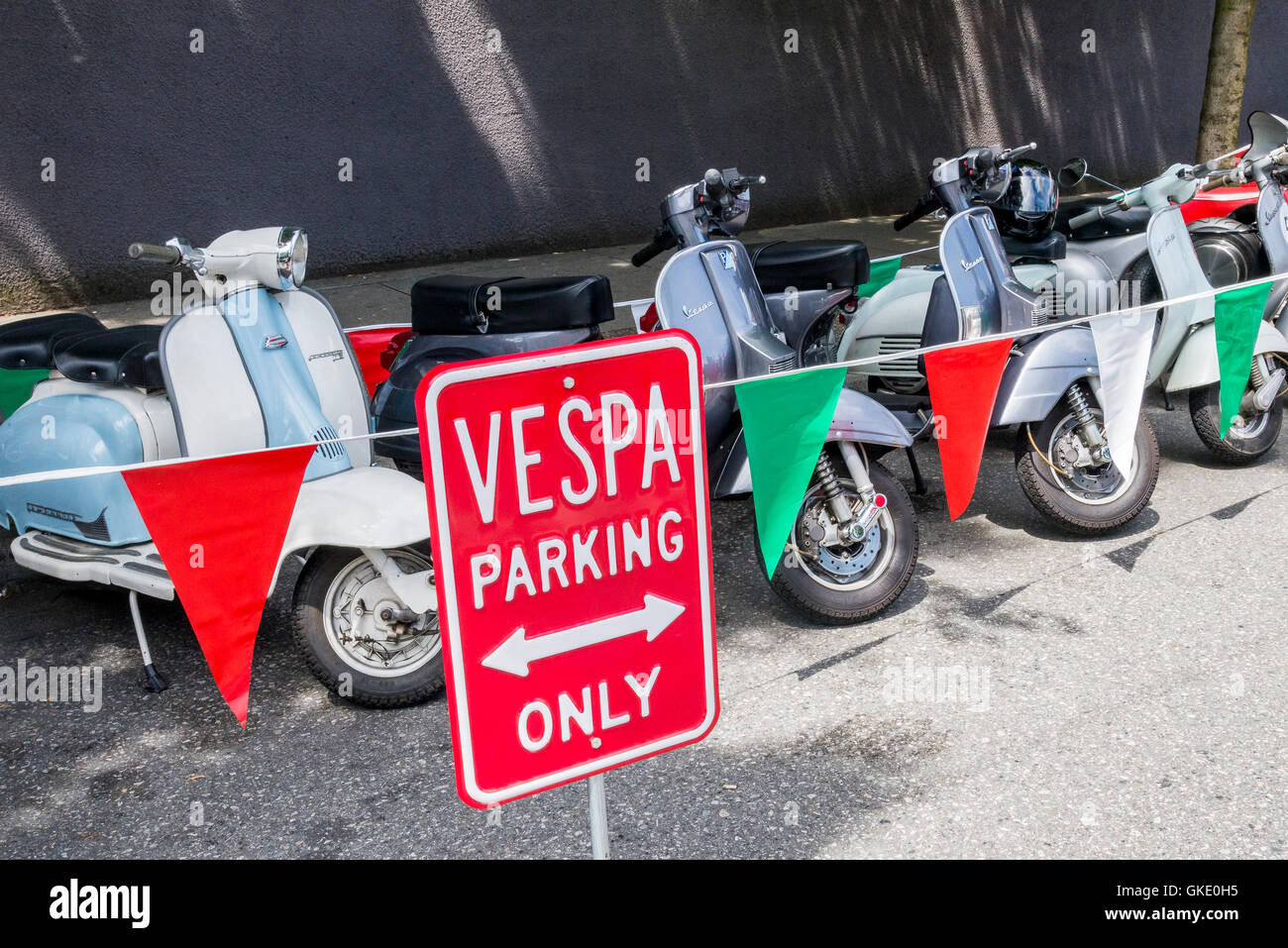 Parking Vespa seulement, Jour, Italien Commercial Drive, Vancouver, British Columbia, Canada Banque D'Images