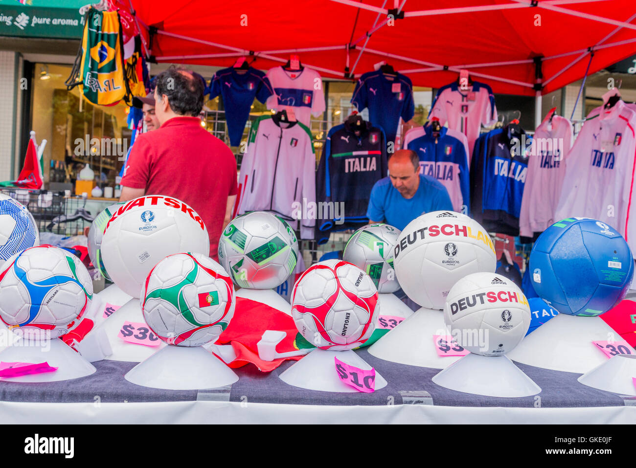 Les ballons de football et de t-shirts à vendre jour italien, Commercial Drive, Vancouver, British Columbia, Canada Banque D'Images