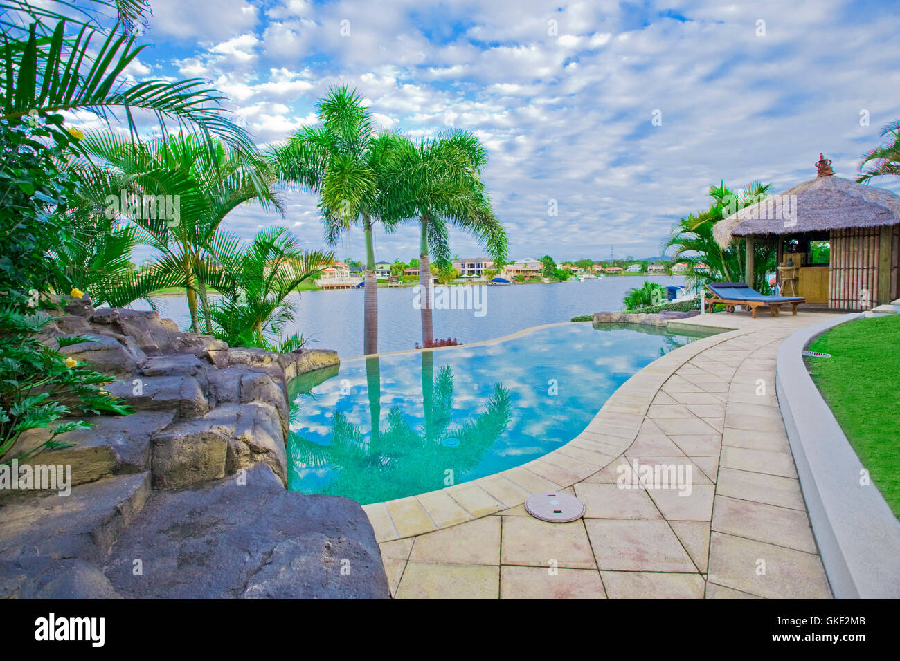 Hôtel Particulier au bord de l'eau avec piscine et Bali hut et donnant sur le canal Banque D'Images