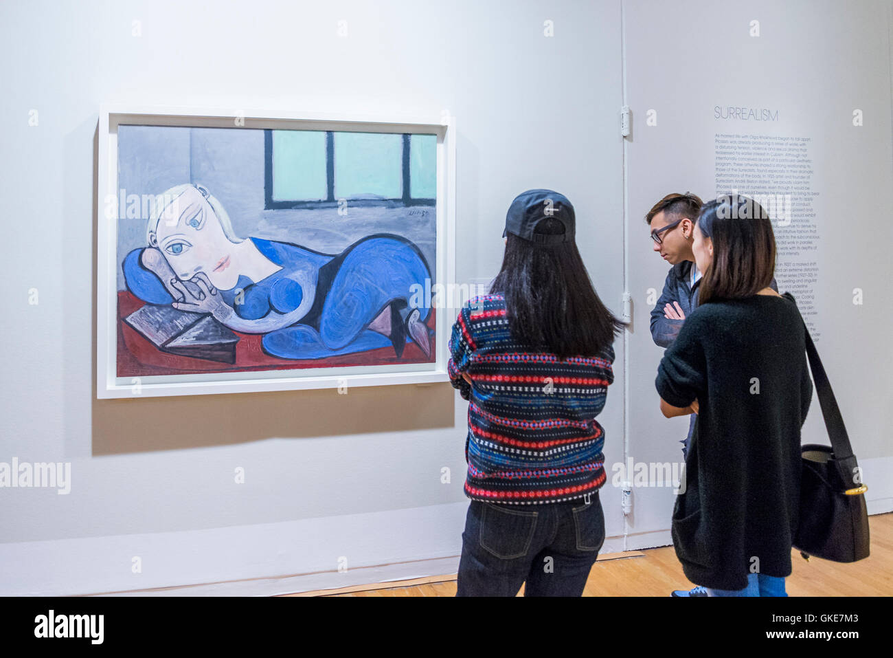 Personnes regardant Picasso peindre, Vancouver Art Gallery, Colombie-Britannique, Canada Banque D'Images