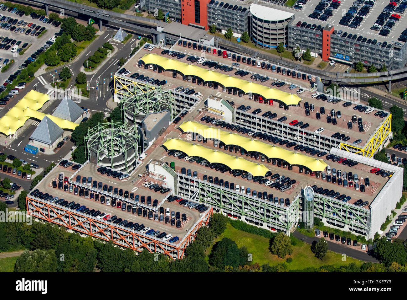 Vue aérienne, l'aéroport de Düsseldorf, EDDL, airport parking garage en  face 4, vol, la manipulation, les doigts, les jets, Sheraton Photo Stock -  Alamy