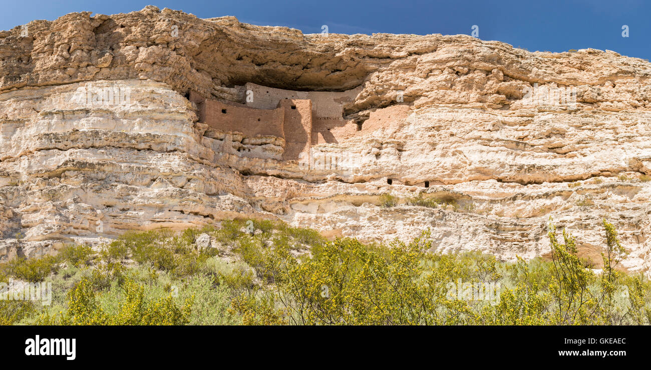 Vue panoramique de la Native American Cliff dwellings dans Montezuma Castle National Monument, Arizona Banque D'Images
