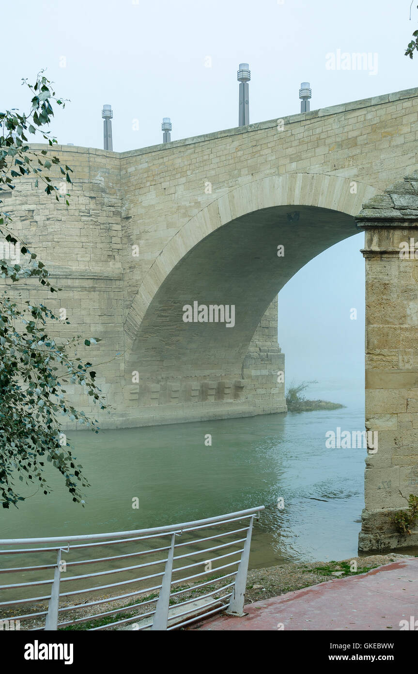 Ancienne cité médiévale pont de pierre sur l'Èbre dans la ville de Zaragoza, Aragon, Espagne Banque D'Images