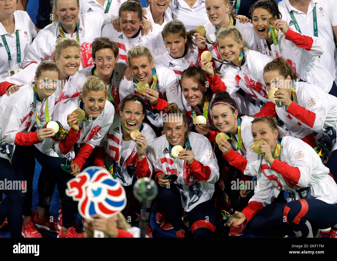 Les joueurs de Grande-Bretagne posent avec leurs médailles d'après la cérémonie des médailles pour la compétition de hockey sur gazon féminin au Jeux Olympiques d'été de 2016 à Rio de Janeiro, Brésil, le vendredi, 19 août, 2016. (Photo AP/Hussein Malla) Banque D'Images