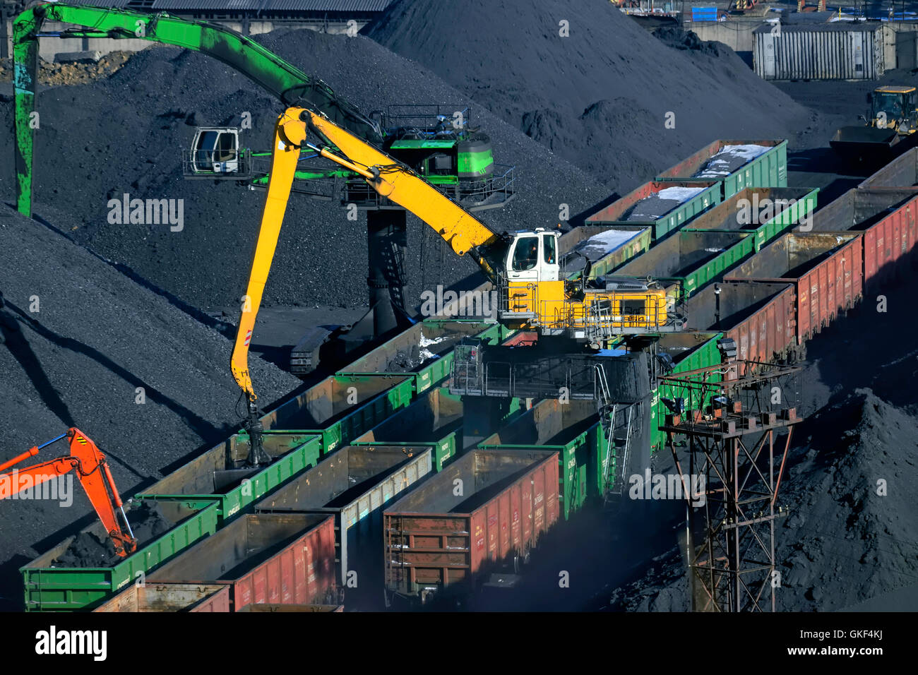 Le déchargement des wagons de charbon avec grues spéciales Banque D'Images