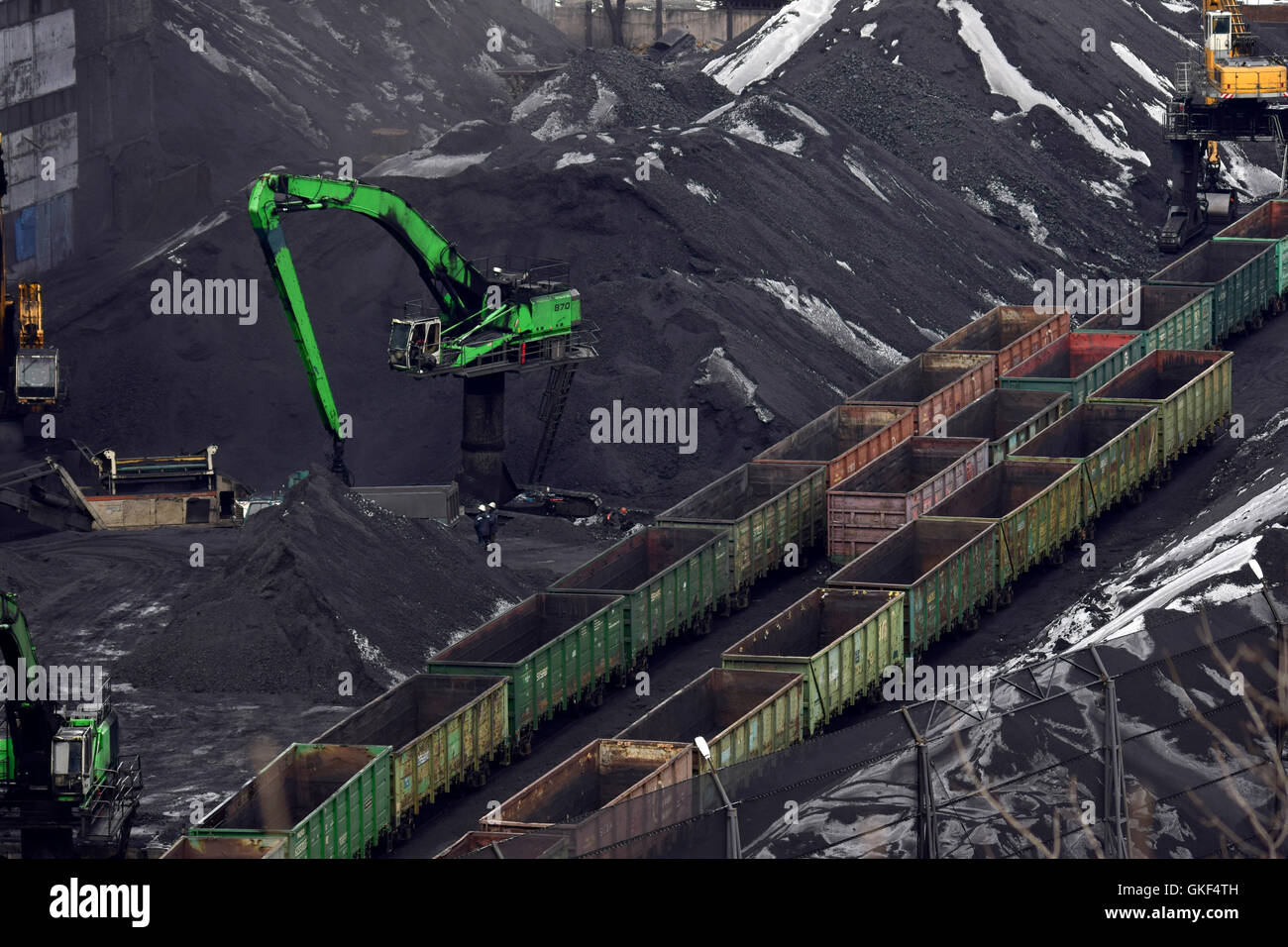 Le déchargement des wagons de charbon avec grues spéciales Banque D'Images