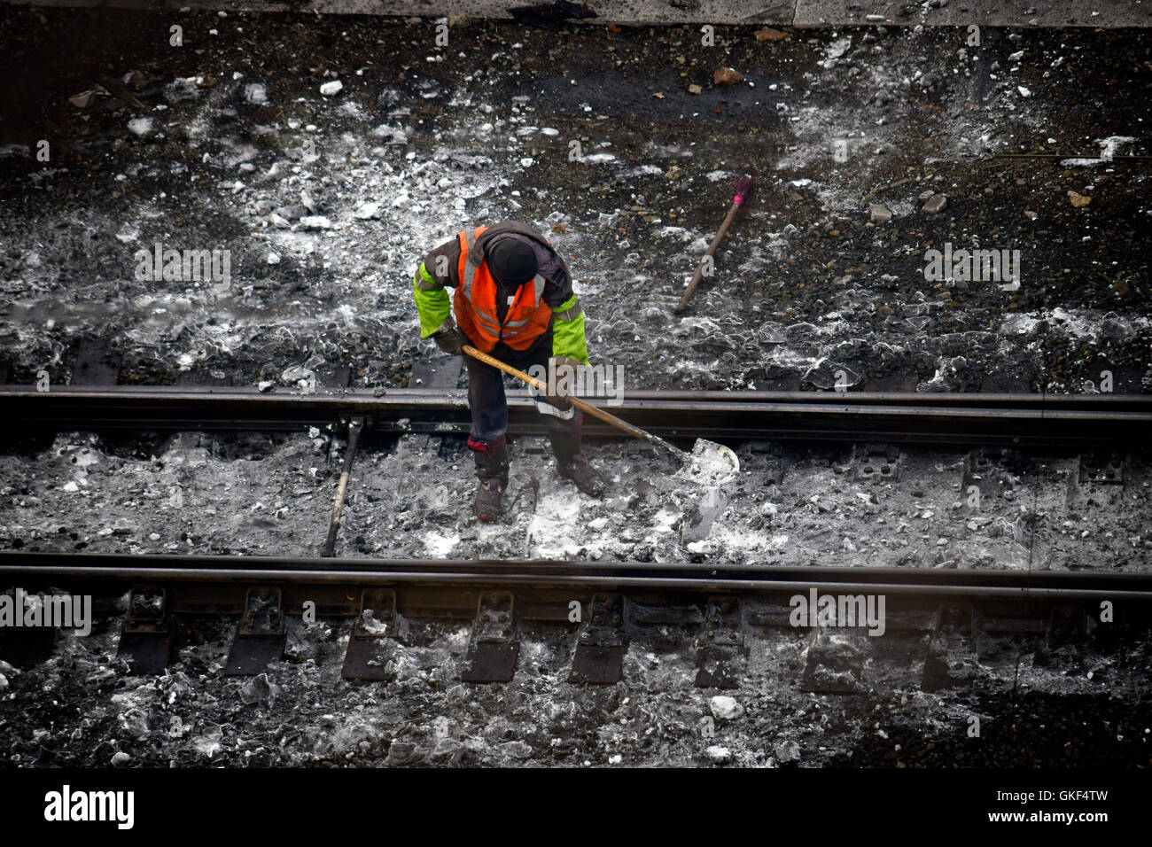 Remblai de chemin de fer, des rails et des travailleurs dans les gilets orange Banque D'Images