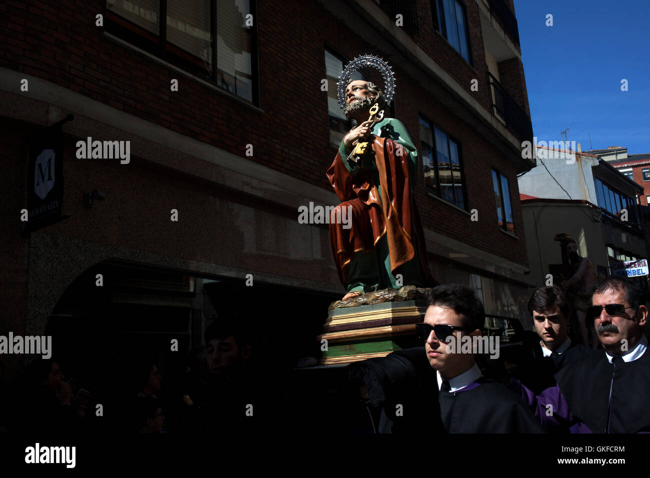 Une image de Saint Peter est affiché lors d'une procession de la Semaine Sainte de Pâques à Astorga, Castilla y Leon, Espagne. Banque D'Images