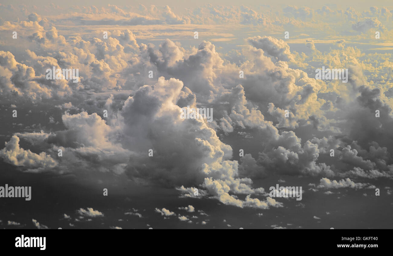 Ciel nuageux vu depuis un avion en vol, en noir et blanc Banque D'Images
