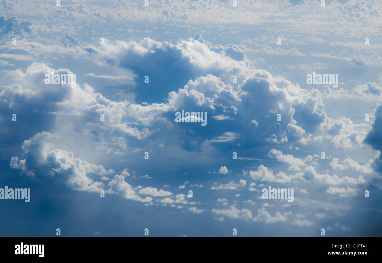 Ciel nuageux vu depuis un avion en vol Banque D'Images