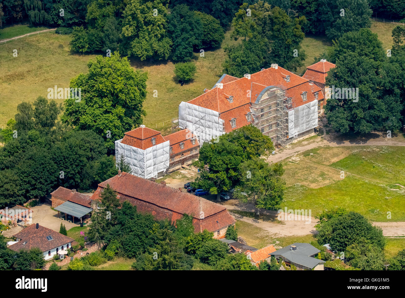 Vue aérienne, château Schloss Kummerow est rénové, le lac Kummerow, Kummerow, Mecklenburg Lake District, Mecklembourg Suisse, Banque D'Images