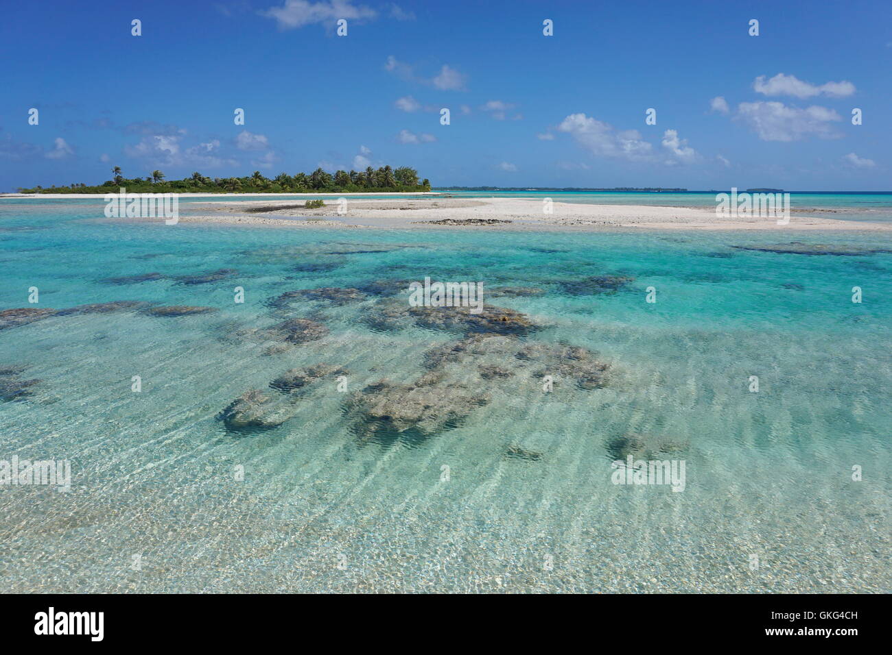 Chenal peu profond (hoa) entre les îlots que link l'intérieur du lagon à l'océan, de l'atoll de Tikehau, Tuamotu , Polynésie Française Banque D'Images