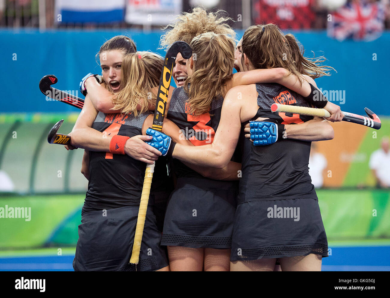 Rio de Janeiro, RJ, Brésil. Août 19, 2016. HOCKEY JEUX OLYMPIQUES : les Pays-Bas célèbre après avoir marqué contre l'Angleterre dans la Grande-Bretagne contre les Pays-Bas Hockey médaille d'or aux Jeux Olympiques d'Hockey Centre au cours de l'été jeux olympiques de Rio 2016. L'Angleterre a gagné au-dessus de la Hollande lors d'une fusillade 2-0 et 3-3 liée au règlement. Crédit : Paul Kitagaki Jr./ZUMA/Alamy Fil Live News Banque D'Images