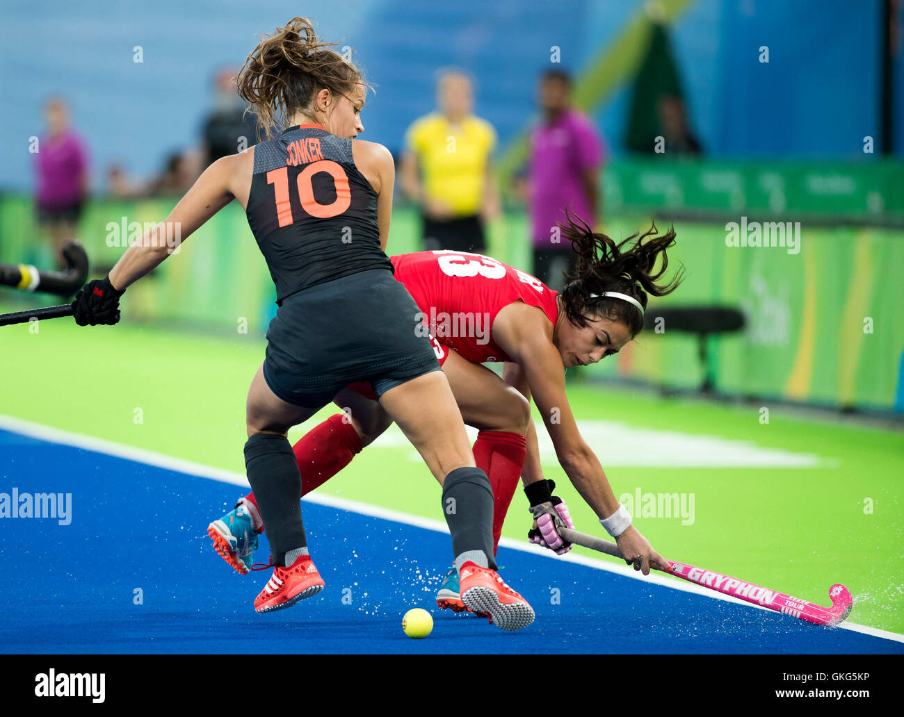 Rio de Janeiro, RJ, Brésil. 20e Août, 2016. HOCKEY JEUX OLYMPIQUES : Sam Quek (GBR) batailles Kelly Jonker (NED) dans la Grande-Bretagne contre les Pays-Bas Hockey médaille d'or aux Jeux Olympiques d'Hockey Centre au cours de l'été jeux olympiques de Rio 2016. L'Angleterre a gagné au-dessus de la Hollande lors d'une fusillade 2-0 et 3-3 liée au règlement. Crédit : Paul Kitagaki Jr./ZUMA/Alamy Fil Live News Banque D'Images