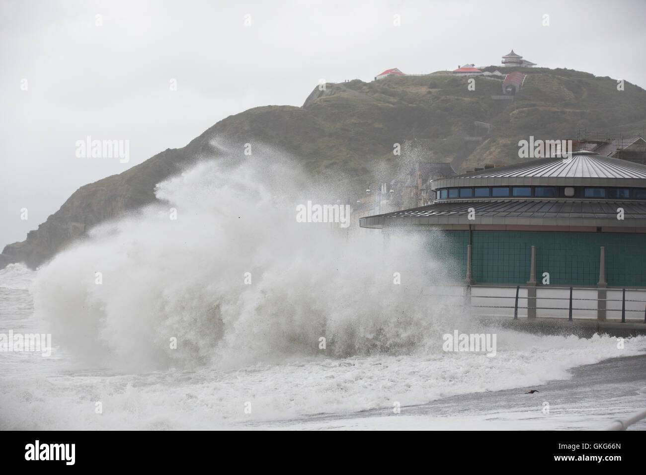 Aberystwyth, Pays de Galles, Royaume-Uni. 20 août 2016. Météo britannique. Des vents forts de plus de 48 mph se combinent avec une marée haute pour générer des hughewaves Aberystwyth arrimage Promenade. Le nouveau kiosque rempli obtient un martèlement dans cette photo. Credit : Alan Hale/Alamy Live News Banque D'Images