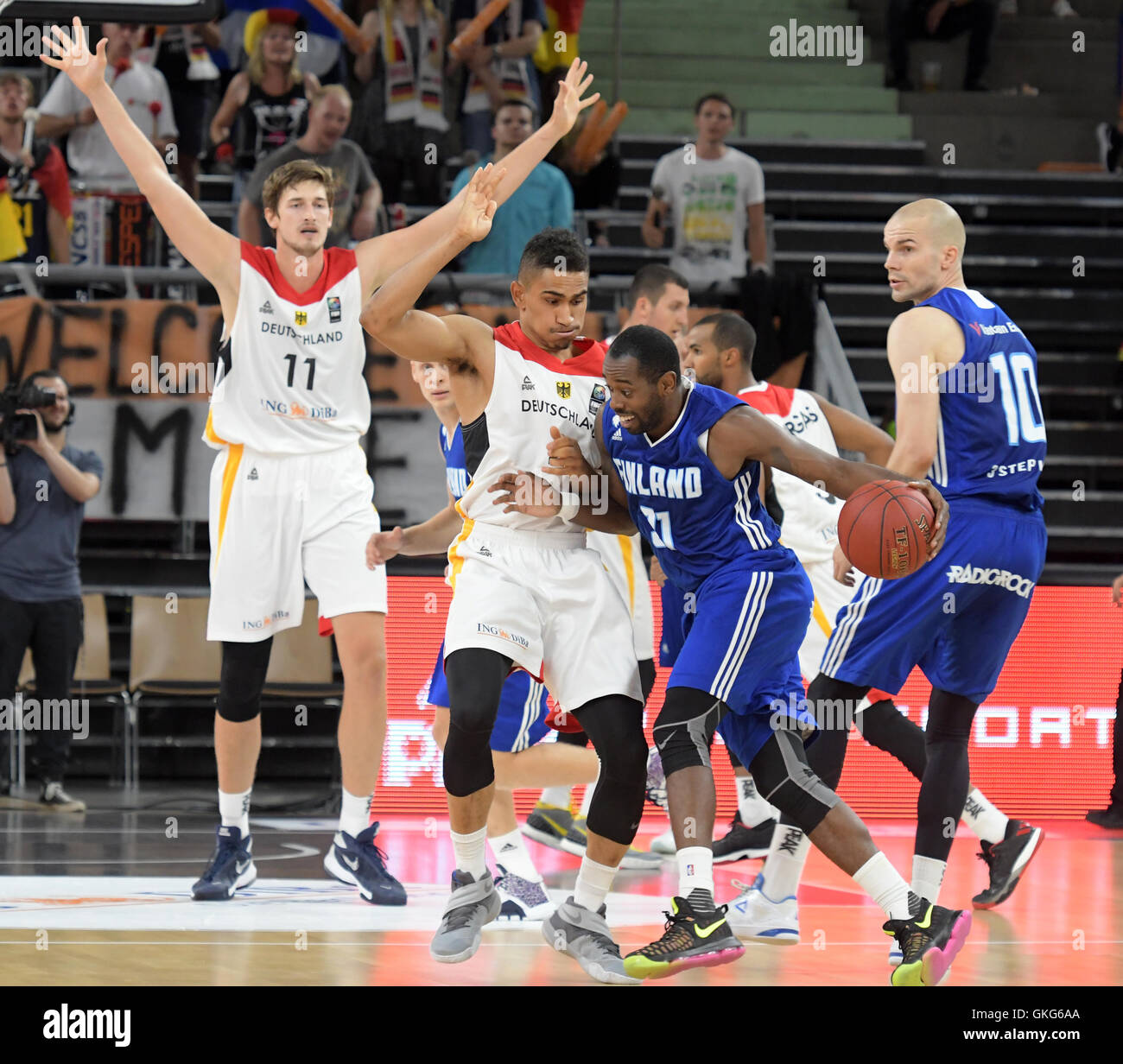 L'Allemagne Maodo Lo (c) et la Finlande Jamar Wilson en action lors de la Supercoupe de basket-ball match entre l'Allemagne et la Finlande à ratiopharm Arena de Neu-Ulm, Allemagne, 19 août 2016. PHOTO : STEFAN UDRY/dpa Banque D'Images