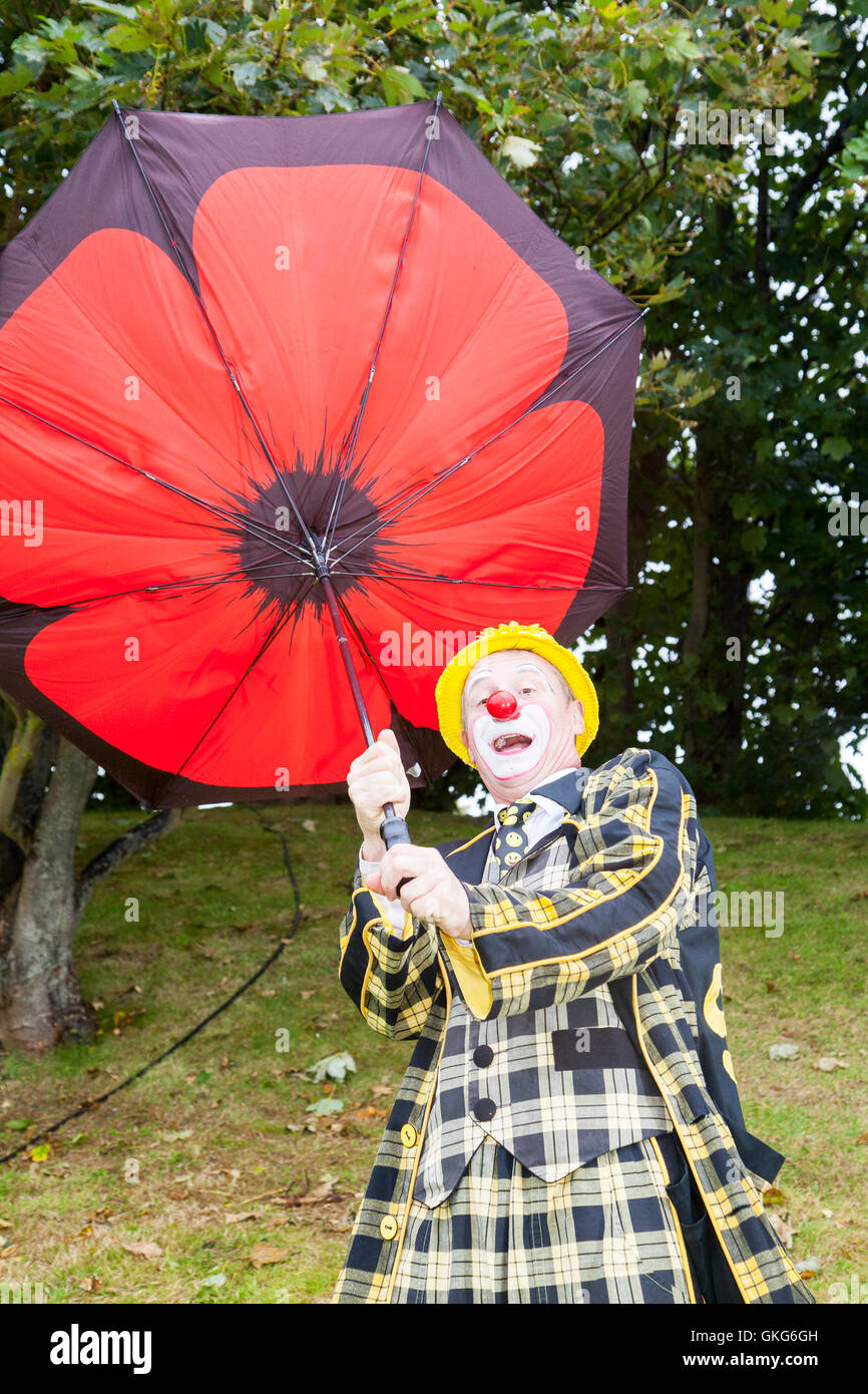 Southport, Merseyside. Météo France : 20 Aug 2016.Température : 20e Août 2016. Comme les grands vents et tempêtes frappé Southport, Sonny & Rainbow luttent pour conserver leurs parasols. Comme les deux clowns les plus drôles autour, ils peuvent transformer des situations de la vie quotidienne dans les scénarios drôles. Les foules étaient soufflés par leurs singeries comme le mauvais temps a frappé une fois de plus sur la foule dans le Southport Flower Show. Credit : Cernan Elias/Alamy Live News Banque D'Images