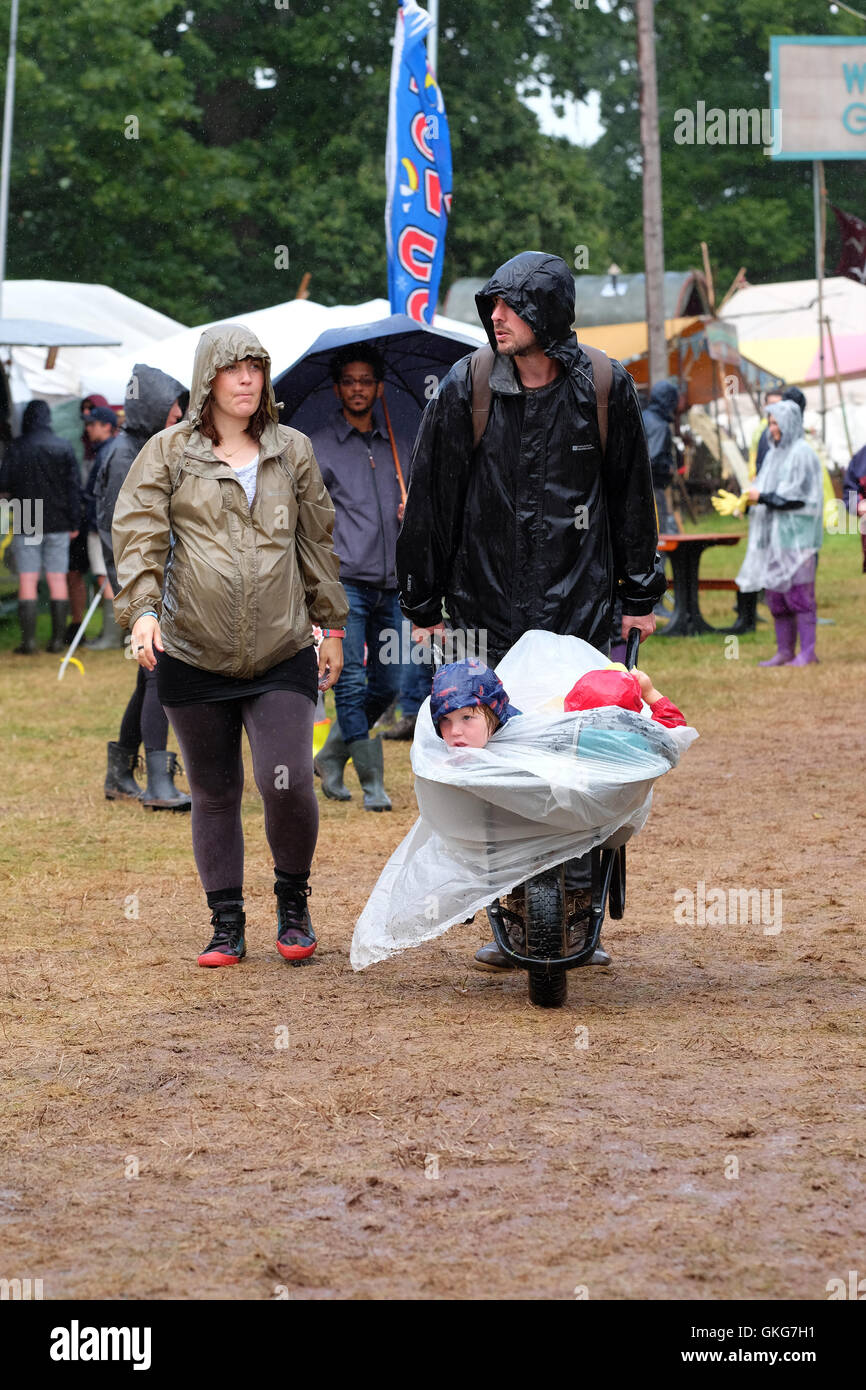 Green Man Festival, Crickhowell, Pays de Galles - Août 2016 - UK - la pluie et plus de pluie au Green Man Festival avec quelques instants de soleil - Les enfants de profiter d'une balade humide dans une brouette au cours d'une autre douche lourde. Banque D'Images