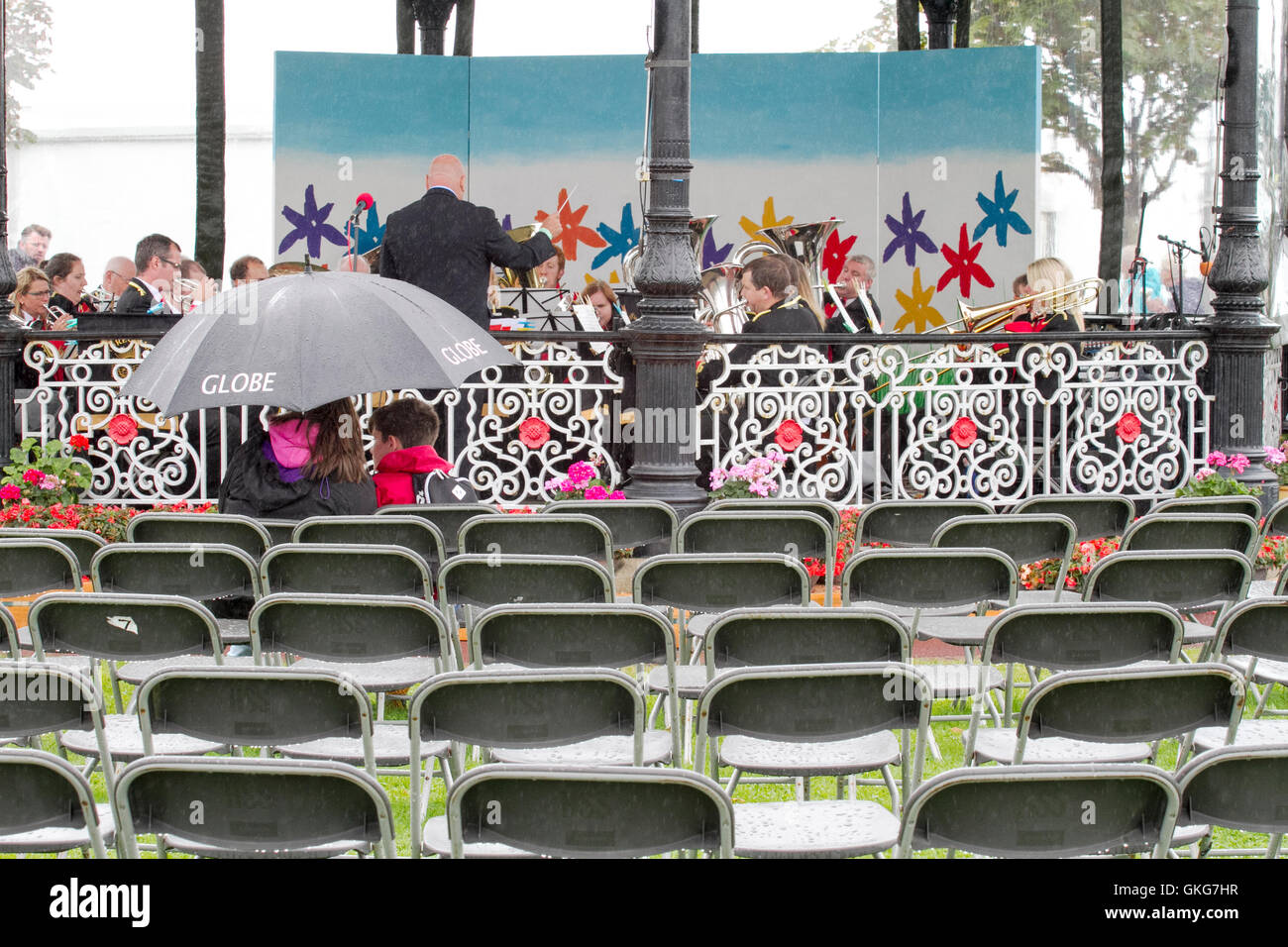 Southport, Merseyside. Météo France : 20 Aug 2016.Météo : des pluies torrentielles et des vents violents ont soufflé les foules dans le Southport Flower Show. Unseasonal et pluvieux s'est installé dans la station balnéaire avec une synchronisation parfaite afin de coïncider avec le plus grand événement annuel de la ville. L'hardy jardiniers ne seraient pas rebutés par la pluie et persévéré sur peu importe. Credit : Cernan Elias/Alamy Live News Banque D'Images