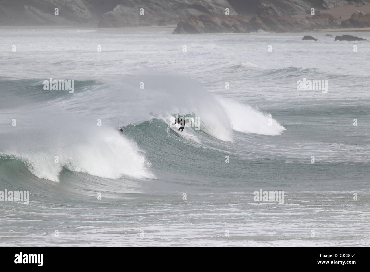 Newquay, Cornwall, UK. 20 août, 2016. Des coups de vent produisent de grosses vagues, apprécié par les surfeurs à plage de Towan. Newquay est l'une des principales attractions touristiques de surf au Royaume-Uni. Credit : Nicholas Burningham/Alamy Live News Banque D'Images