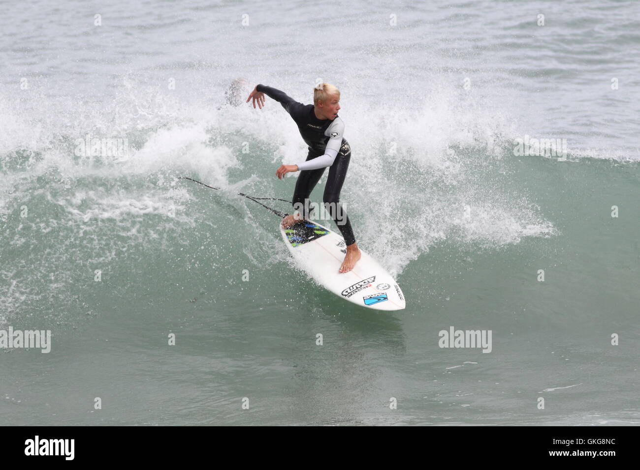 Newquay, Cornwall, UK. 20 août, 2016. Des coups de vent produisent de grosses vagues, apprécié par les surfeurs à plage de Towan. Newquay est l'une des principales attractions touristiques de surf au Royaume-Uni. Credit : Nicholas Burningham/Alamy Live News Banque D'Images
