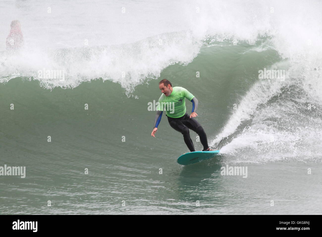 Newquay, Cornwall, UK. 20 août, 2016. Des coups de vent produisent de grosses vagues, apprécié par les surfeurs à plage de Towan. Newquay est l'une des principales attractions touristiques de surf au Royaume-Uni. Credit : Nicholas Burningham/Alamy Live News Banque D'Images