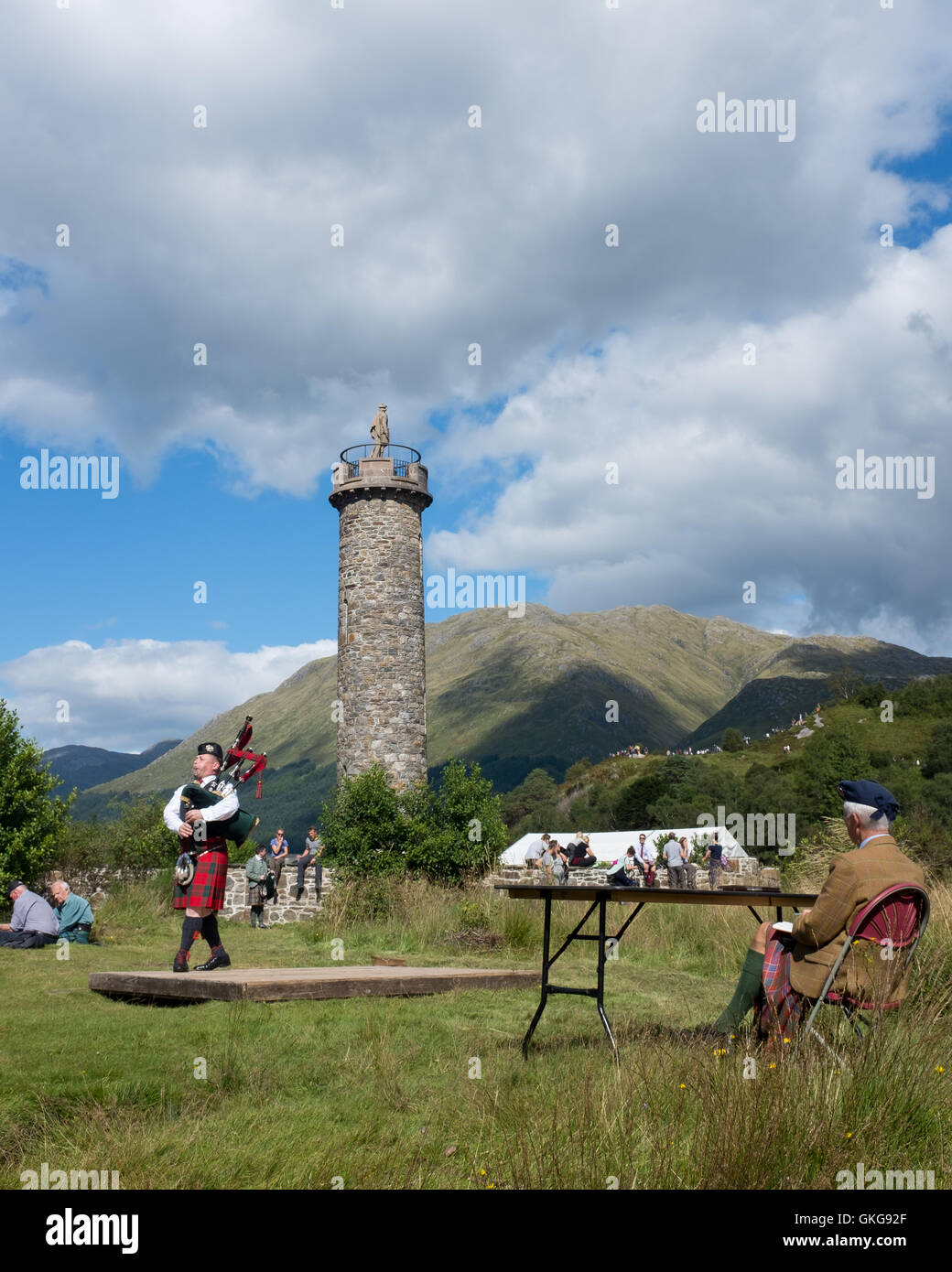 La concurrence de la tuyauterie et des jeux collecte Glenfinnan événement annuel historique highlands Ecosse Banque D'Images