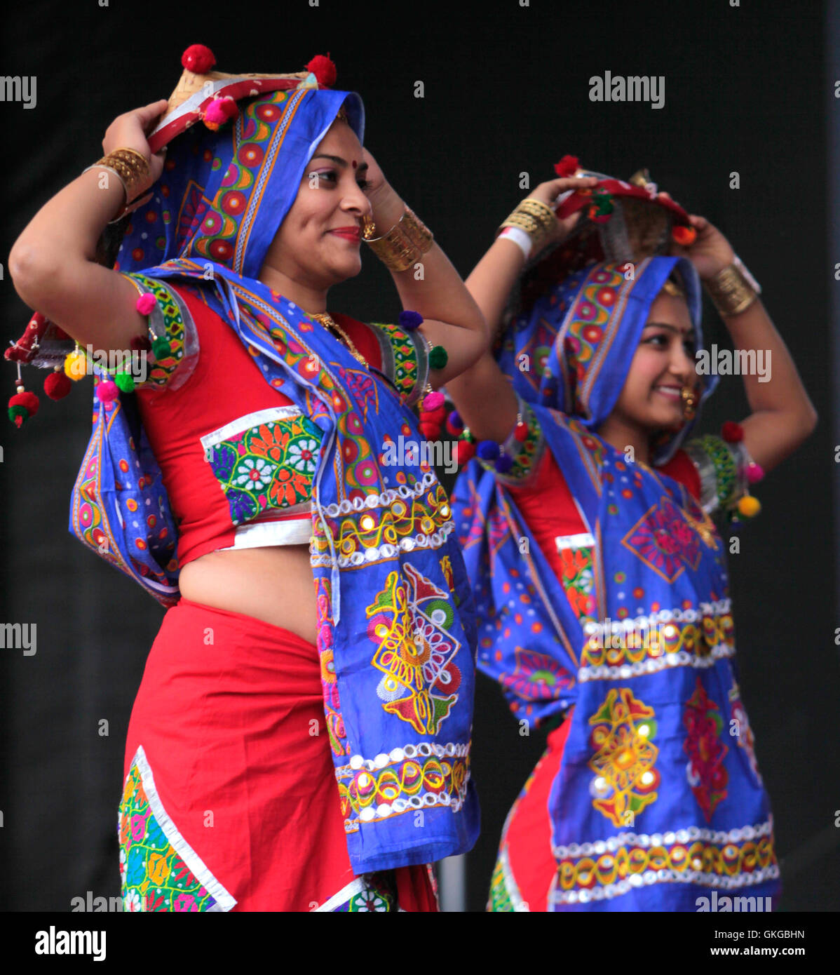 London UK 20 août 2016, pour la première fois en Angleterre, la culture de l'état du Gujarat est arrivé à Londres, montrant la variété des danseurs folkloriques avec costumes traditionnels qui montrent l'acte spectaculaire vu aujourd'hui à Fryent Country Park,Brant,Kirtidan Gadhavi en duo avec Dave Ishani a obtenu la foule chante et danse Crédit : Paul Quezada-Neiman/Alamy Live News Banque D'Images