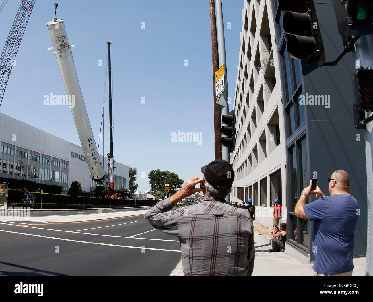 CA Hawthorne. 20e Août, 2016. SpaceX Falcon 9 première fusée à lancer et retour à la maison sur un navire drone après son lancement en décembre 2015, il a mis en place à un trophée devant l'SpaceX QH Samedi . La fusée est de 156 pieds de haut à 50 000 livres et a été levé avec 2 grues et mis en face c'est des capacités à Crenshaw Blvd. et Jack Northrop Ave. (Gene Blevins/LA DailyNews/ZumaPress Crédit : Gene Blevins/ZUMA/Alamy Fil Live News Banque D'Images