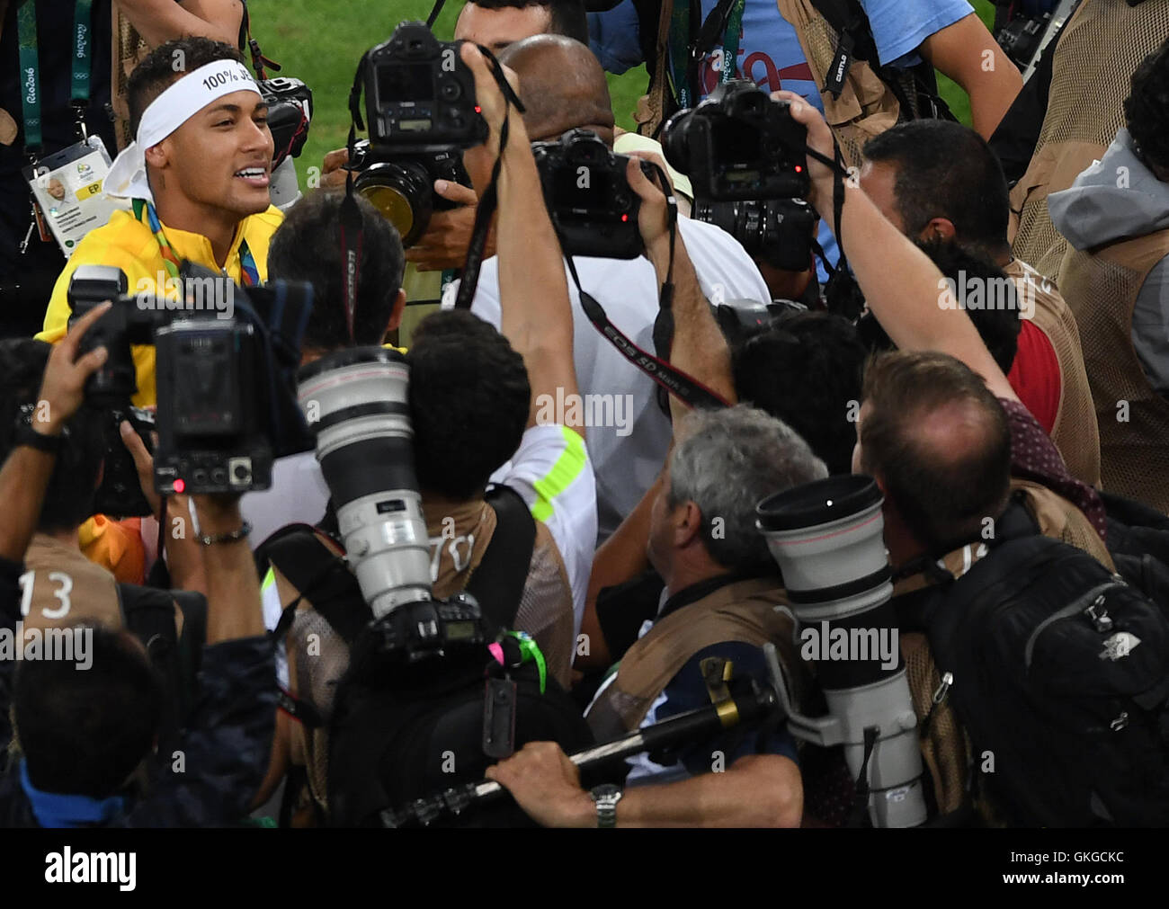 Rio de Janeiro, Brésil. 20e Août, 2016. Photographe se rassemblent autour de joueur brésilien Neymar (L) après la cérémonie de remise des médailles de la Men's soccer Médaille d'entre le Brésil et l'Allemagne au cours de l'organisation des Jeux Olympiques de 2016 à Rio le Maracana à Rio de Janeiro, Brésil, 20 août 2016. Le Brésil a remporté les médailles d'or. Photo : Sebastian Kahnert/dpa/Alamy Live News Banque D'Images