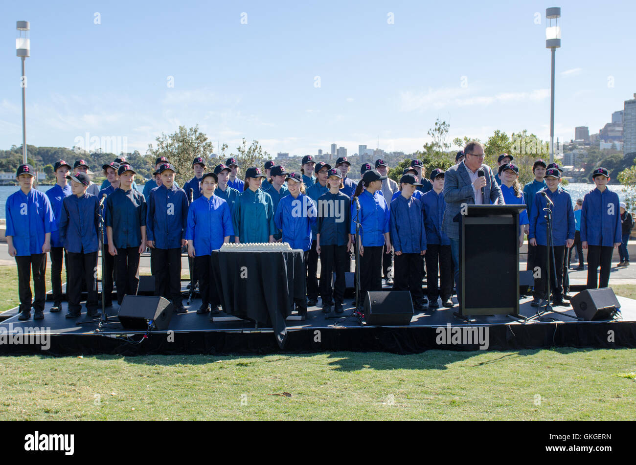 Sydney, Australie. Août 21, 2016. Barangaroo Réserver bénéficie de son premier anniversaire depuis son ouverture. L'anniversaire activetivies / performances comprenait de nombreux dont un pays souhaite la bienvenue, Sydney's Childrens Chior performances, spectacles de musique itinérant, l'orientation, le message de la nature jeux pour enfants et la sculpture à Barangaroo. Credit : mjmediabox / Alamy Live News Banque D'Images