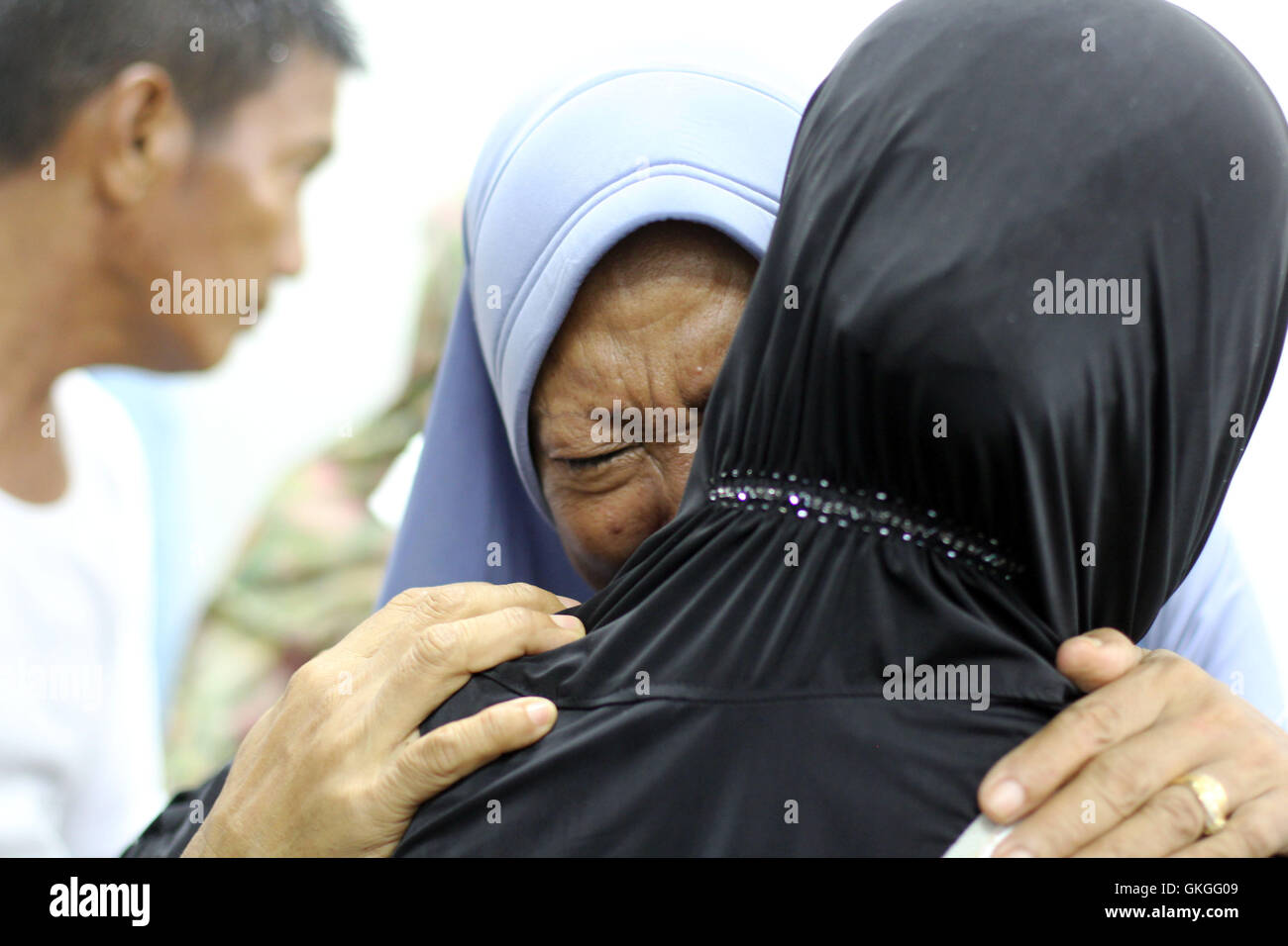 L'île de Bintan, Indonésie. Août 21, 2016. Familles des victimes a pleuré après avoir vu sa famille qui sont morts d'un accident de bateau hôpital Tanjungpinang le 21 août 2016 dans l'île de Bintan, Indonésie. Bateau de l'île à Tanjungpinang Penyengat coulé en raison du mauvais temps qui a laissé 10 morts, cinq disparus, est encore à la recherche par les agents et la collectivité. Credit : Yuli Seperi/Alamy Live News Banque D'Images