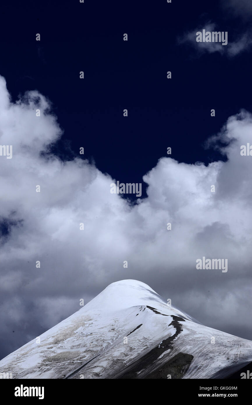 Golmud, Qinghai, Chine. Août 21, 2016. Le pic Yuzhu couverte de neige de la partie orientale de la montagne Kunlun au nord-ouest de la province de Qinghai en Chine. Les 6 178 mètres de haut est le plus haut pic Yuzhu l'un des montagnes Kunlun de Qinghai, et il est considéré comme le meilleur endroit pour l'escalade débutants aussi sa route nécessite moins technique. Credit : Zhang Hongxiang/Xinhua/Alamy Live News Banque D'Images