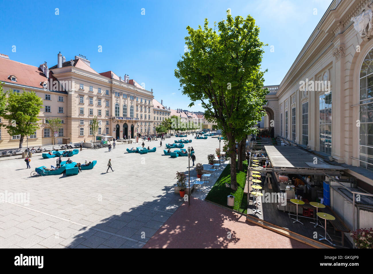 Beaucoup de gens profiter d'un après-midi ensoleillé à l'espace culturel Museumsquartier de Vienne. Banque D'Images