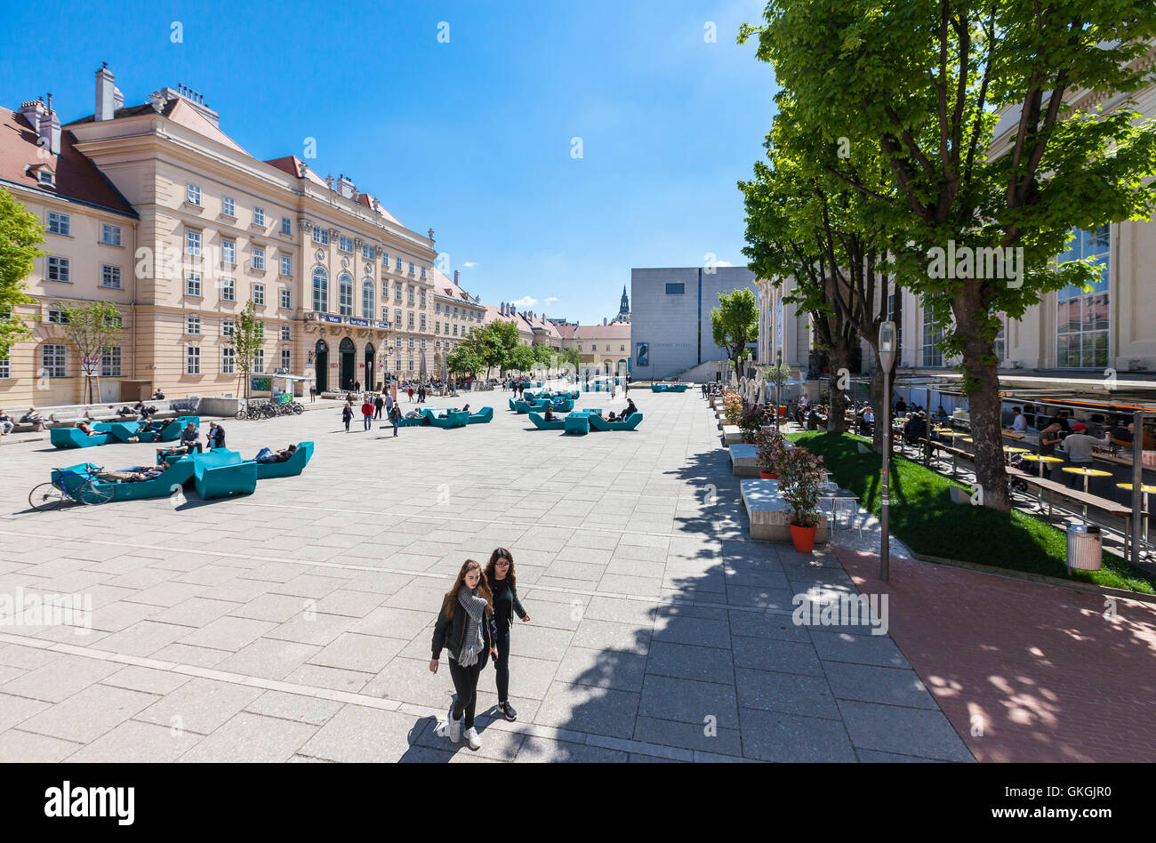 Beaucoup de gens profiter d'un après-midi ensoleillé sur le Museumsquartier de Vienne Autriche Banque D'Images