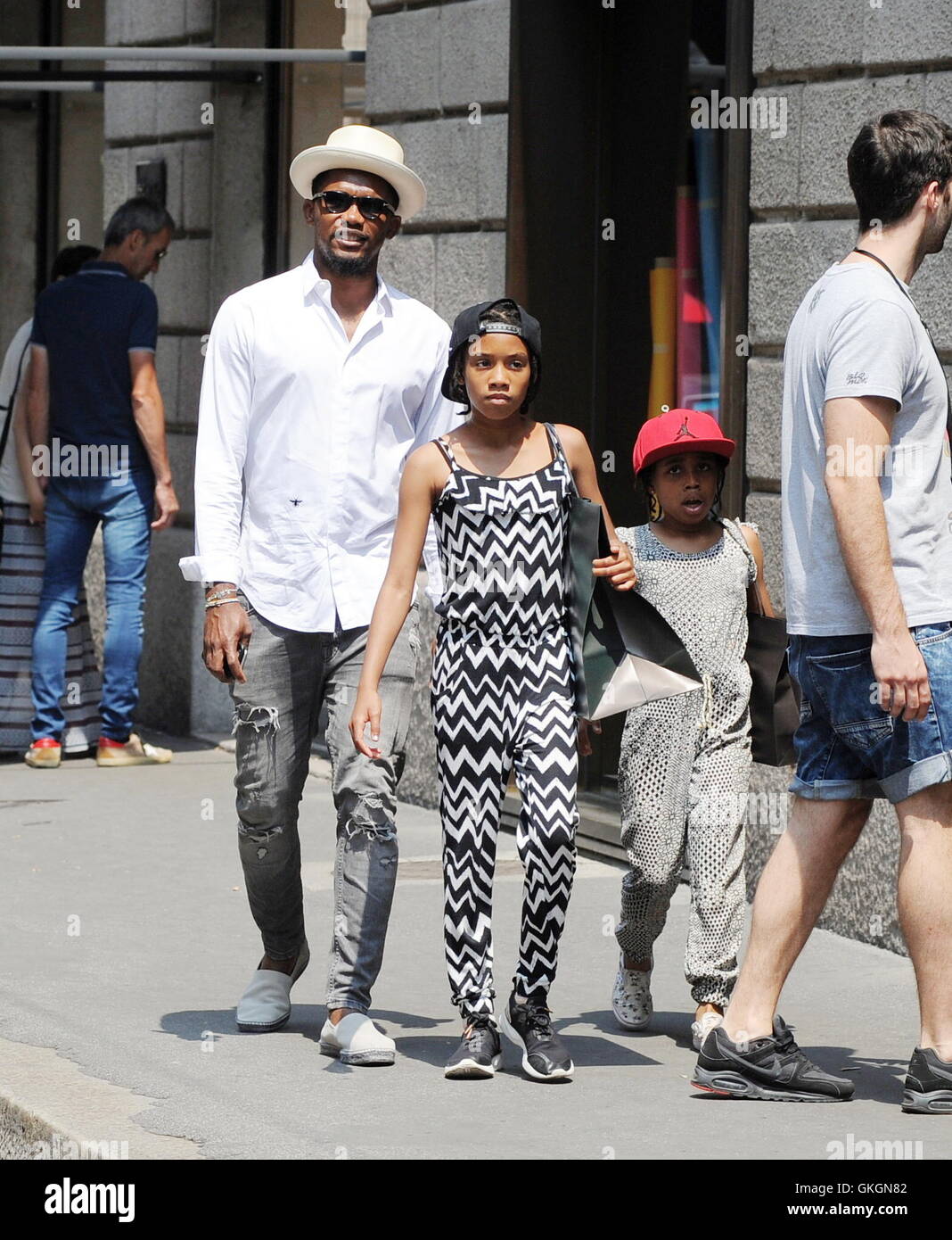Samuel Eto'o prend ses filles shopping à Milan avec : Samuel Eto'o Où : Milan, Italie Quand : le 15 Juil 2016 Credit : IPA/WENN.com **Uniquement disponible pour publication au Royaume-Uni, USA, Allemagne, Autriche, Suisse** Banque D'Images