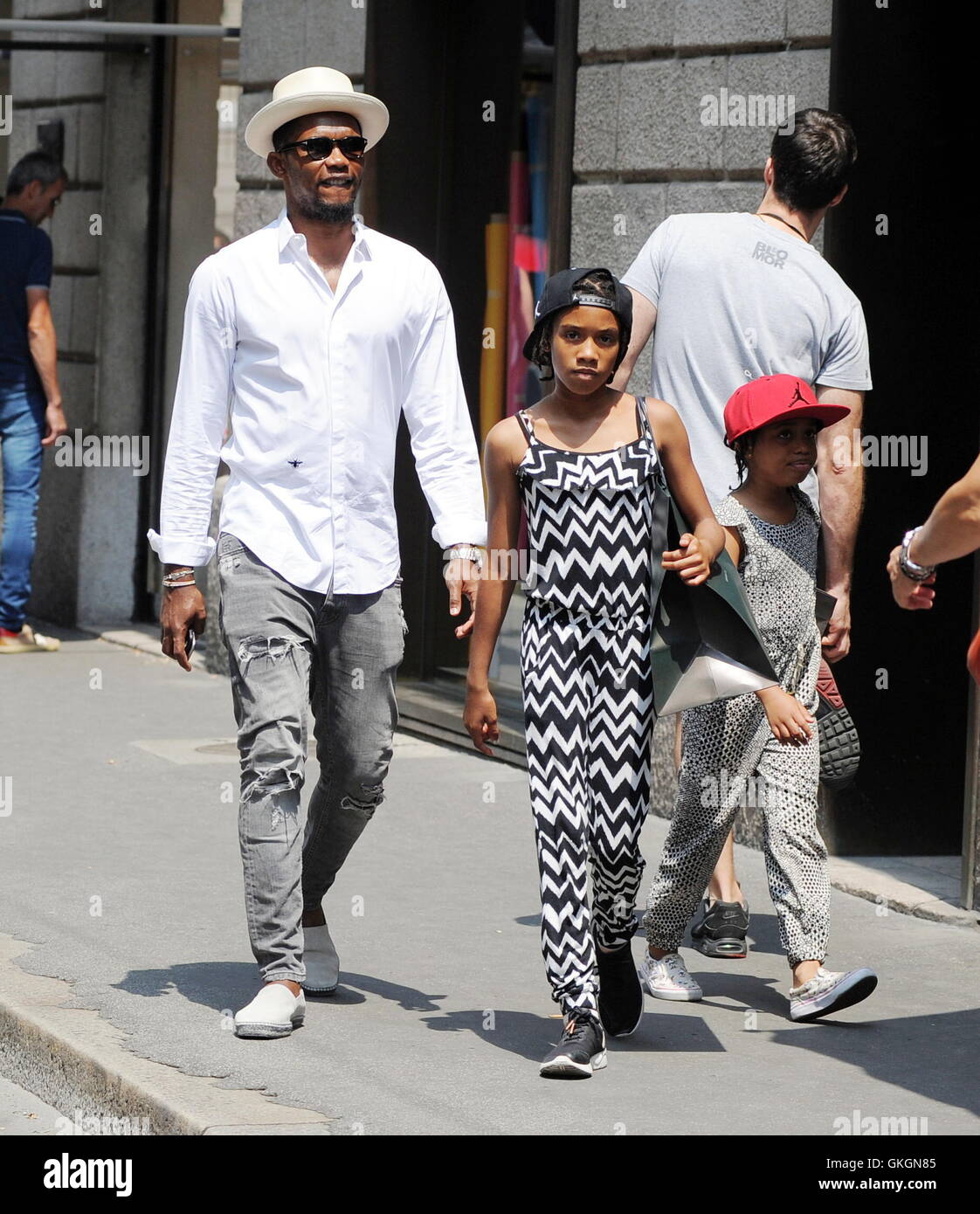 Samuel Eto'o prend ses filles shopping à Milan avec : Samuel Eto'o Où : Milan, Italie Quand : le 15 Juil 2016 Credit : IPA/WENN.com **Uniquement disponible pour publication au Royaume-Uni, USA, Allemagne, Autriche, Suisse** Banque D'Images