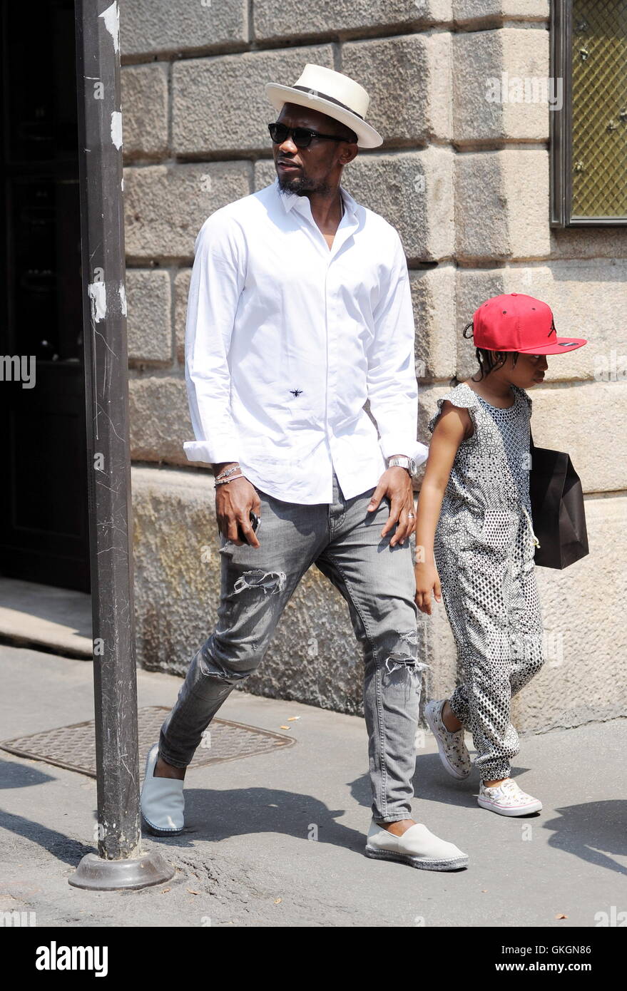 Samuel Eto'o prend ses filles shopping à Milan avec : Samuel Eto'o Où : Milan, Italie Quand : le 15 Juil 2016 Credit : IPA/WENN.com **Uniquement disponible pour publication au Royaume-Uni, USA, Allemagne, Autriche, Suisse** Banque D'Images
