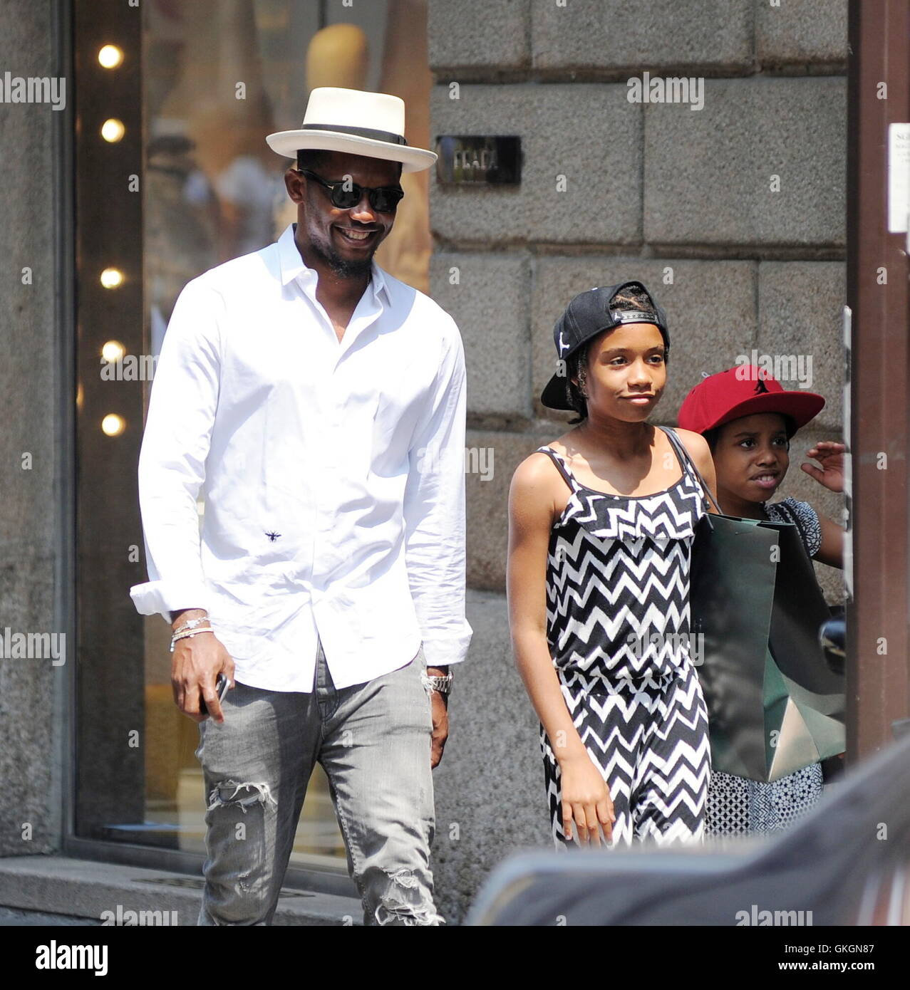 Samuel Eto'o prend ses filles shopping à Milan avec : Samuel Eto'o Où : Milan, Italie Quand : le 15 Juil 2016 Credit : IPA/WENN.com **Uniquement disponible pour publication au Royaume-Uni, USA, Allemagne, Autriche, Suisse** Banque D'Images