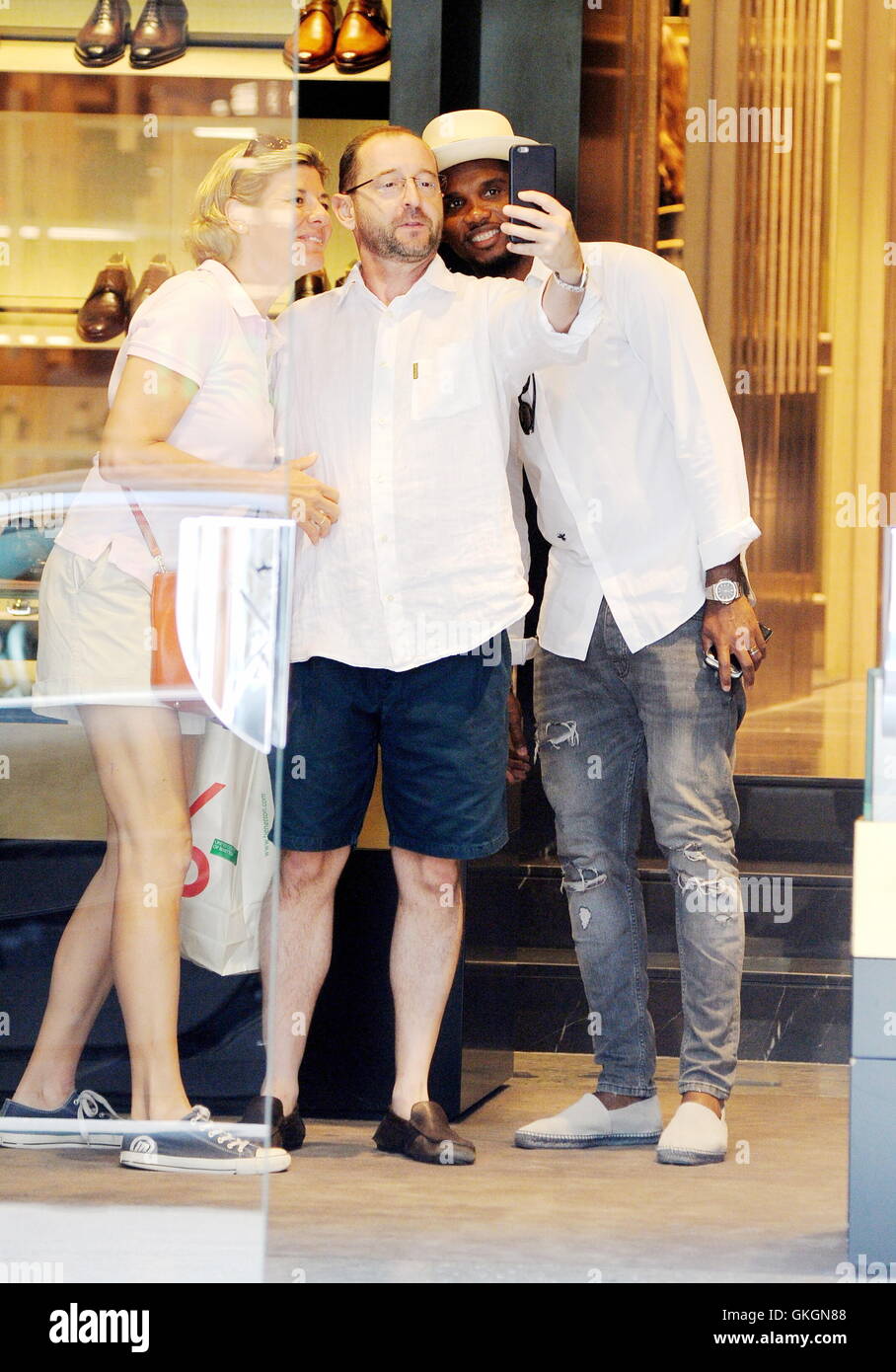 Samuel Eto'o prend ses filles shopping à Milan avec : Samuel Eto'o Où : Milan, Italie Quand : le 15 Juil 2016 Credit : IPA/WENN.com **Uniquement disponible pour publication au Royaume-Uni, USA, Allemagne, Autriche, Suisse** Banque D'Images